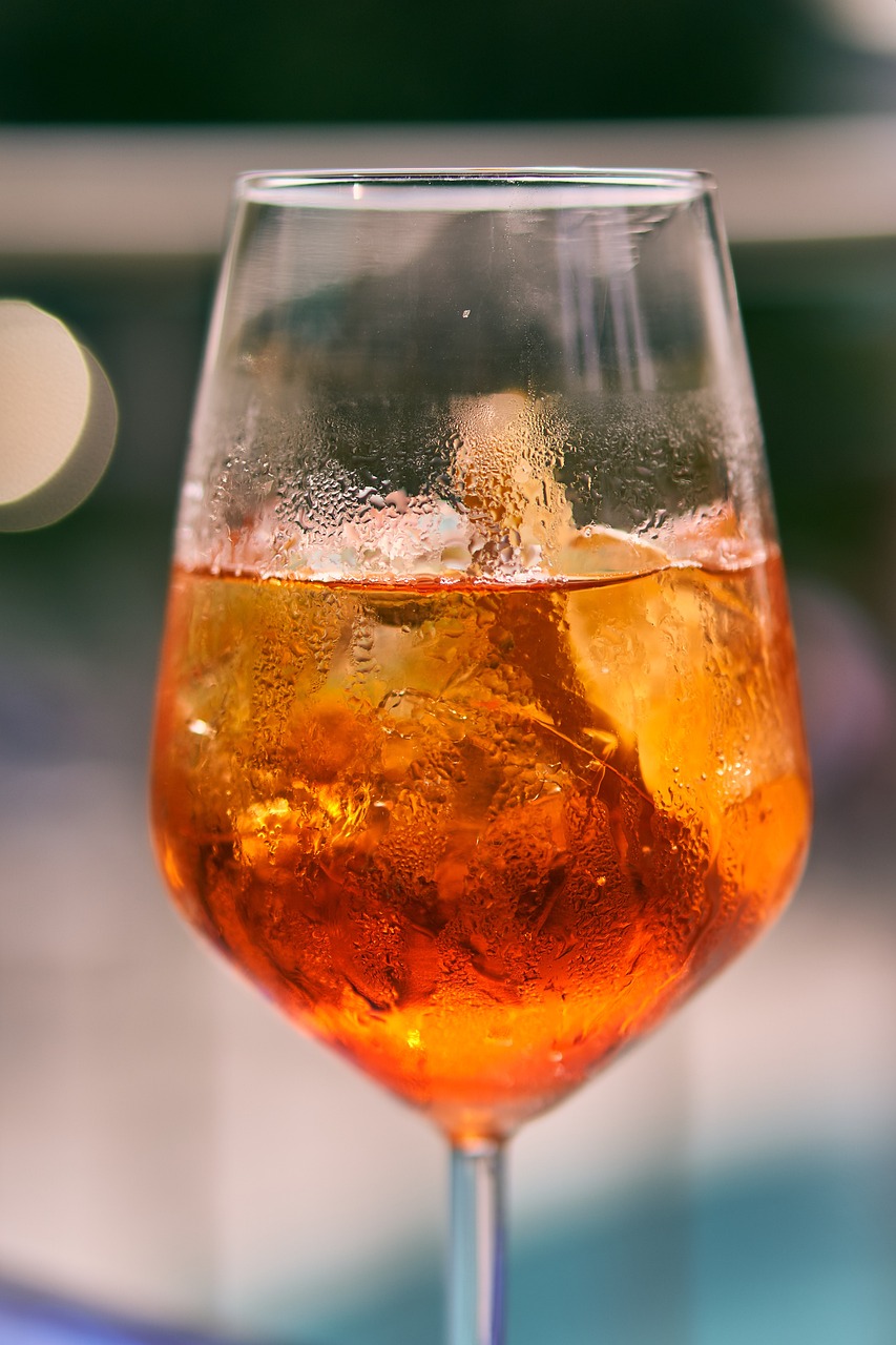 Rocks Glass Guide: Origins, Design, and Uses by Mixologiq